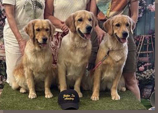 Archie in der Mitte, links seine Tante und rechts seine Schwester